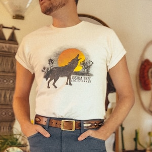 Joshua Tree Coyote Sonnenuntergang Unisex Vintage T-Shirt