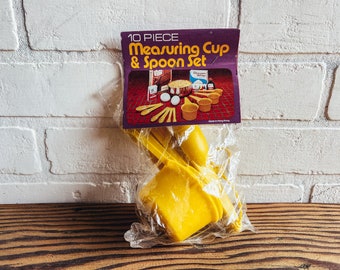 Vintage Yellow Plastic 10 Piece Measuring Cup / Spoon Set NOS