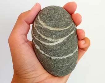 珍しい灰色の願い石、錫のような白い交差線が入ったホーム 