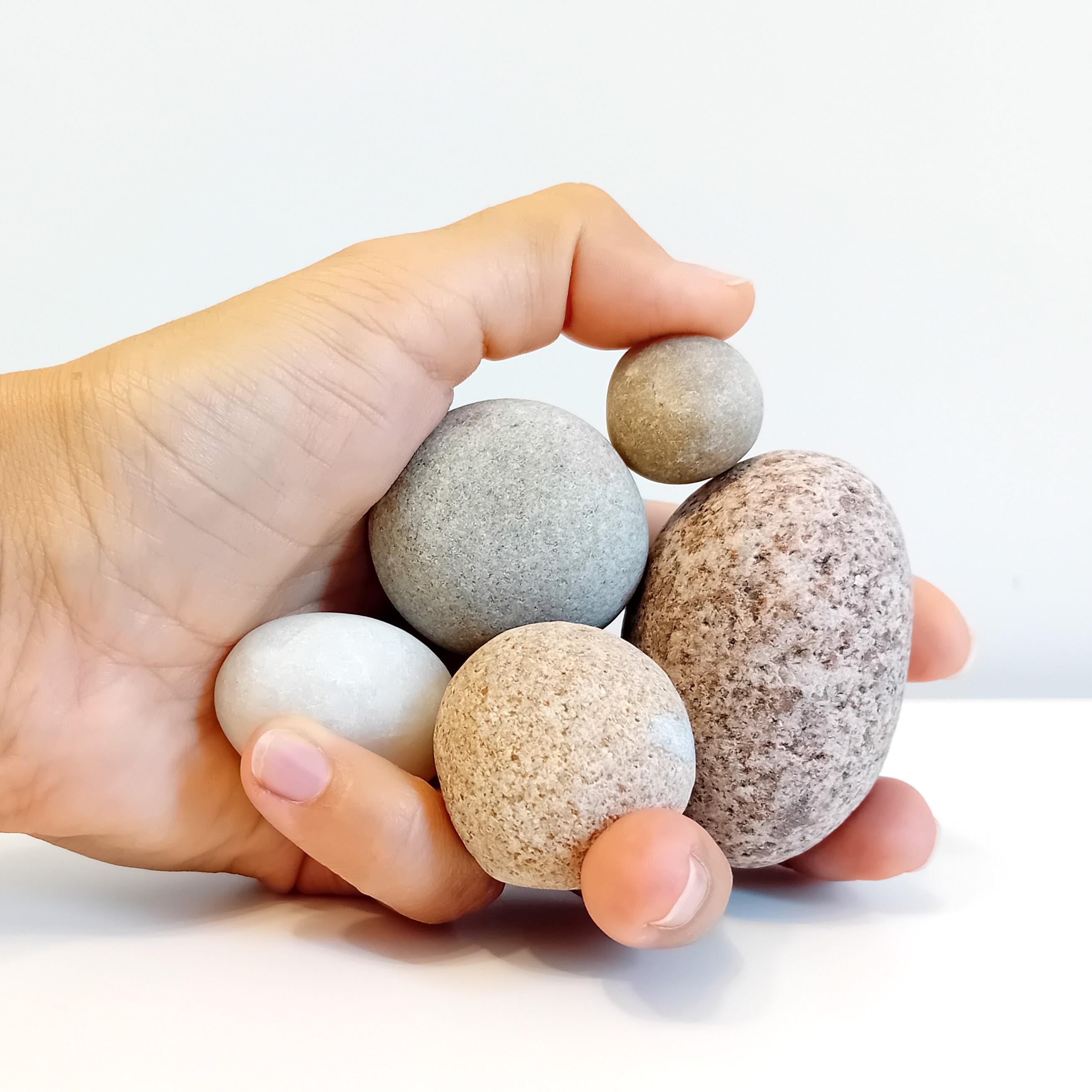 丸型と卵型の石5個のユニークなセット。家庭の装飾用の石。自然に削
