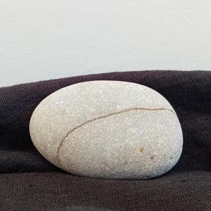 Piedra marina decorativa única de cuarzo blanco con línea gris metálica Suministros de arte con guijarros Piedra para acuario Manualidades sostenibles Decoración del hogar