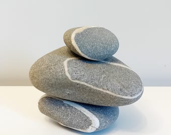 珍しいダークグレー - 紫色の願いを叶える海の石。錫の交差線入り 