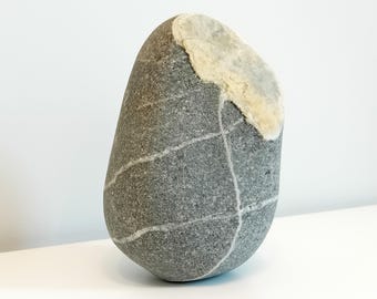珍しい灰色の願い石、錫のような白い交差線が入ったホーム 
