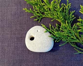 Kleine decoratieve wenssteen met natuurlijk gevormd gat Kiezelkunstbenodigdheden voor ketting Duurzaam knutselen voor schilderen
