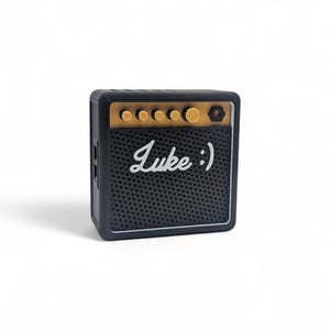 Pu&ograve; includere: Mini amplificatore per chitarra nero e oro con il testo "Luke :)" sul davanti.