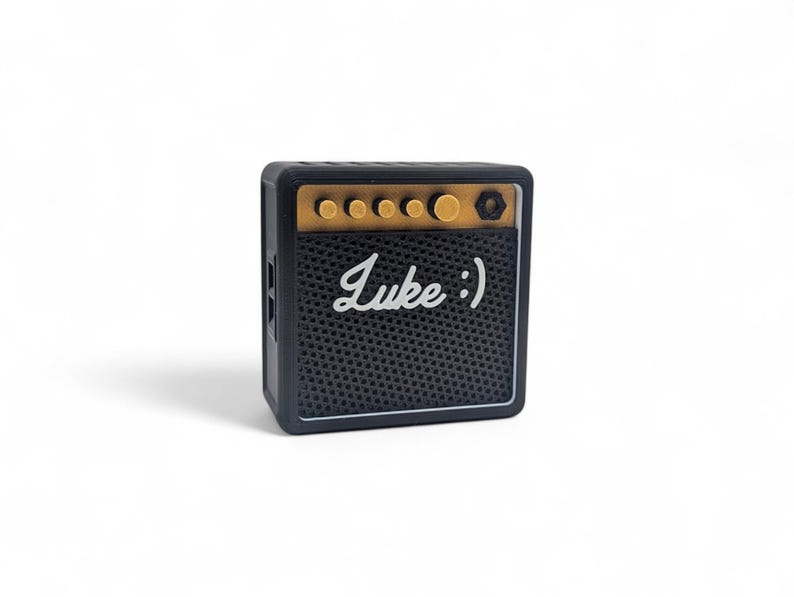Pu&ograve; includere: Mini amplificatore per chitarra nero e oro con il testo "Luke :)" sul davanti.