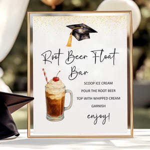 以下が含まれることがあります： 「Root Beer Float Bar」の文字とルートビアフロートの作り方の説明が書かれた額入りの看板。ルートビアフロートと卒業帽子の水彩イラストが特徴です。金色の風船と卒業帽子が背景にあります。