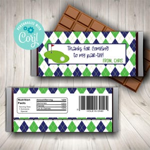 Pode incluir: Um embrulho de barra de chocolate com um padrão xadrez verde e azul. O embrulho tem um design temático de golfe com um green de putting verde e uma bola de golfe branca. O texto no embrulho diz "Obrigado por vir ao meu par-tee!" e "DE, CHRIS". A parte de trás do embrulho tem um rótulo de informações nutricionais e um código de barras.