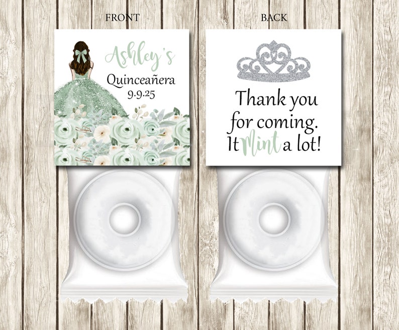 Może przedstawiać: Przezroczysta torebka celofanowa zawierająca biały cukierek miętowy. Prz&oacute;d karty głosi "Ashley's Quincea&ntilde;era 9.9.25" z grafiką dziewczyny w miętowej sukience. Tył karty m&oacute;wi "Thank you for coming. It Mint a lot!" z grafiką srebrnej tiary.