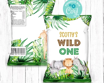 Può includere: Un sacchetto di patatine bianco con un tema giungla verde. Il sacchetto ha un'etichetta personalizzata con il testo "Scotty's Wild One" in lettere marroni e verdi. Il sacchetto è decorato con illustrazioni ad acquerello di una giraffa, un elefante, un leone e una zebra. Il retro del sacchetto ha un'etichetta di informazioni nutrizionali con il testo "Grazie per essere venuto".