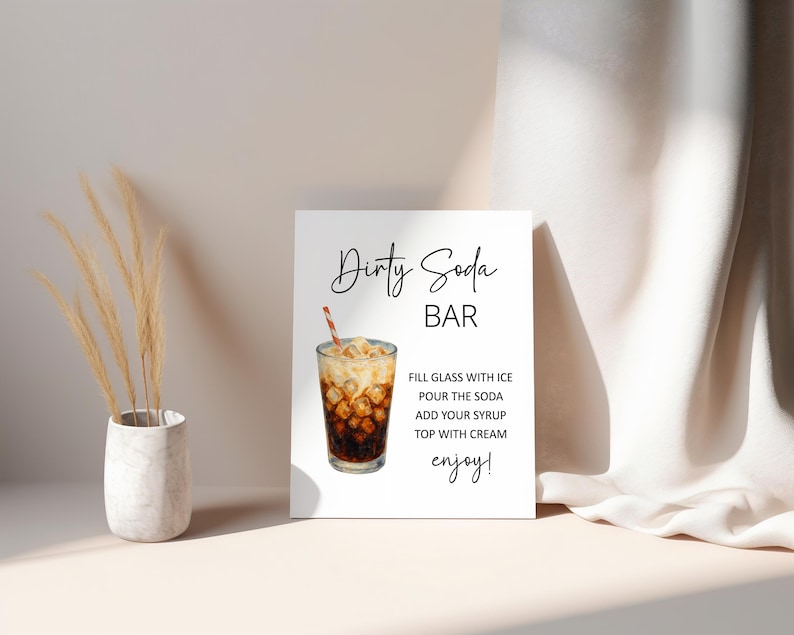 Puede incluir: Un letrero blanco con las palabras "Dirty Soda BAR" en escritura negra. Debajo, se enumeran las instrucciones para preparar una bebida. Se muestra un vaso de refresco con hielo y una pajita.