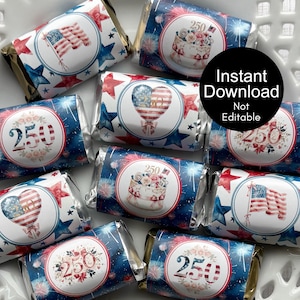 Könnte beinhalten: Verpackte Süßigkeiten mit patriotischen Designs. Die Verpackungen zeigen die amerikanische Flagge, herzförmige Flaggen und einen Kuchen mit der Zahl 250. Der Hintergrund ist ein blauer Sternenhimmel mit roten und weißen Sternen.