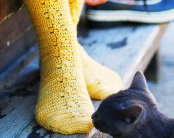 Marguerite socks, crochet pattern in PDF to crochet thin socks for women and teens