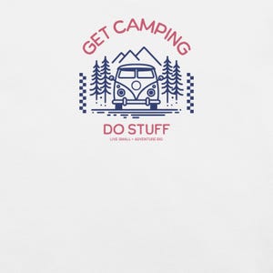 Pode incluir: Uma t-shirt branca com uma impress&atilde;o gr&aacute;fica em azul escuro e rosa. O design mostra uma carrinha de campismo, pinheiros e montanhas com o texto GET CAMPING DO STUFF e o texto menor LIVE SMALL ADVENTURE BIG, emoldurado por bordas axadrezadas.