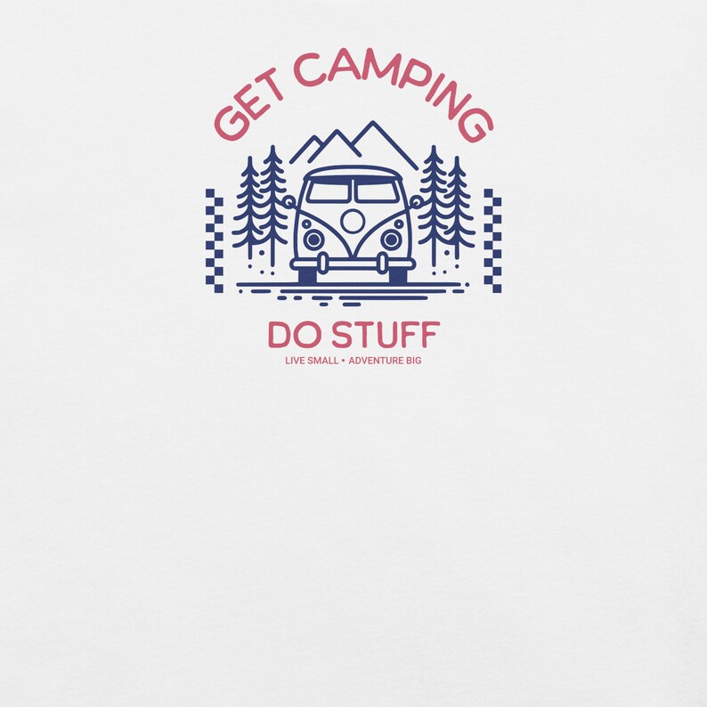 Pode incluir: Uma t-shirt branca com uma impress&atilde;o gr&aacute;fica em azul escuro e rosa. O design mostra uma carrinha de campismo, pinheiros e montanhas com o texto GET CAMPING DO STUFF e o texto menor LIVE SMALL ADVENTURE BIG, emoldurado por bordas axadrezadas.