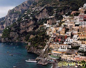 Fotografia impressa do cais de barcos na praia de Positano: Fotografia da Itália, Costa Amalfitana, Download digital JPG