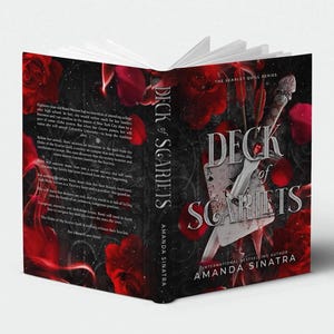 Peut inclure: Couverture du livre "Deck of Scarlets" d'Amanda Sinatra. Le fond est sombre avec des roses rouges et une image centrale d'une épée et d'une carte à jouer. Le titre est en grandes lettres stylisées.