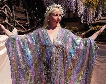 Vestido caftán con escote en V, lentejuelas y estampado de flores y lunas prismáticas, talla única.