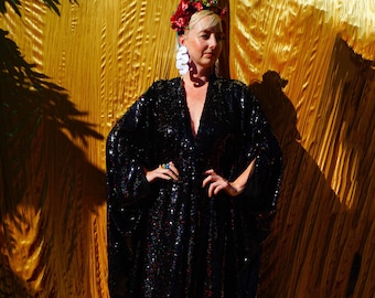 Vestido kaftan holográfico preto petróleo com lantejoulas metálicas, tamanho único