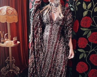 Vestido caftán con escote en V y lentejuelas en tonos bronce y burdeos degradados, talla única