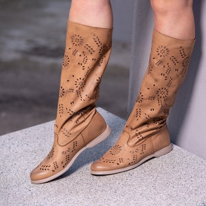 Extravagante leren zomerlaarzen, elegante stedelijke gotische cowgirl-schoenen, geperforeerde zomerlaarzen voor dames, handgemaakte gladiatorleren laarzen