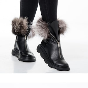 Zwarte winterplatformlaarzen met zilvervossenbont, extravagante winterlaarzen, winterlaarzen voor dames met echt bont, grunge winterpunkschoenen