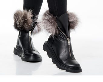 Schwarze Leder Plateau Stiefel mit Silberfuchs Pelzbesatz