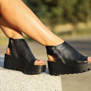 Zwarte leren zomerslofjes, zwarte leren sandalen, lederen zomerlaarzen dames, lederen plateausandalen, gotische sandalen