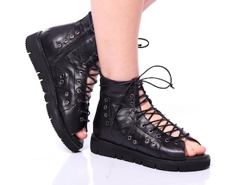 Handgefertigte Schwarze Leder Gladiator Stiefel: Schnürschuhe Offene Spitze Festival Schuhe