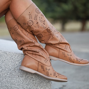 Geperforeerde zomerlaarzen voor dames, extravagante leren zomerlaarzen, handgemaakte gladiatorleren laarzen, elegante stedelijke gotische cowgirl-schoenen