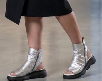 Sandalias gladiadoras de cuero plateado: Botas de plataforma metálicas hechas a mano