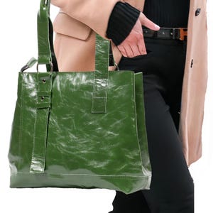 Handgefertigte Grüne Leder Tragetasche - Große Schultertasche mit Mehreren Fächern und Reißverschluss - Elegante und Langlebige Alltagstasche