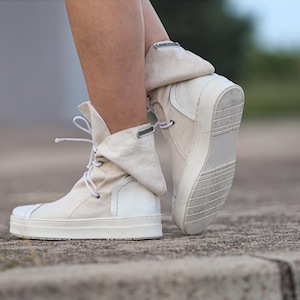 Handgemaakte hoge sneakers van wit linnen en leer – omgevouwen zomerlaarzen dames, natuurlijke canvas schoenen zonder rits, urban-chique stijl
