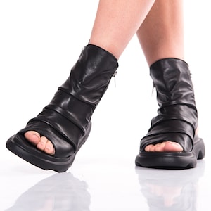 Zwarte leren gotische sandalen, zwarte leren zomerlaarsjes, leren zomerlaarzen dames, leren plateausandalen