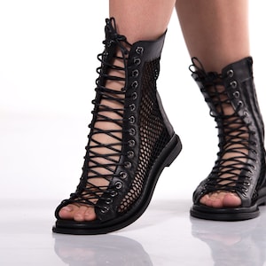 Handgemaakte gotische sandalen, zwarte sandaallaarzen, gotisch echt leer eco-vriendelijke vrouw zomerschoenen, veters pure ademende open teenschoenen