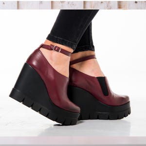 Zapatos de cuña burdeos: hechos a mano en piel auténtica, con tira en el tobillo y plataforma gruesa, modernos y cómodos.