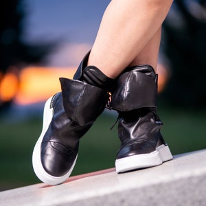 Zwarte lederen sneakers met capuchon, zwarte lederen sneakers laarzen, extravagante damessneakers van echt leer, zwarte gotische sneakers