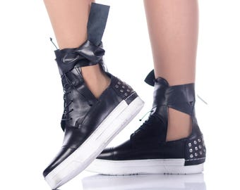 Tênis de cano alto de couro preto feito à mão: salto com tachas, tira no tornozelo