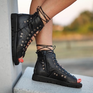 Zwarte sandaallaarzen, gotische lederen dameszomerschoenen, veters pure ademende open teenschoenen, handgemaakte gotische leren sandalen