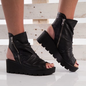Zwarte leren zomerslofjes, zwarte leren sandalen, lederen zomerlaarzen dames, lederen plateausandalen, gotische sandalen