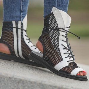 Zwarte sandaallaarzen, gotische lederen dameszomerschoenen, veters pure ademende open teenschoenen, handgemaakte gotische leren sandalen