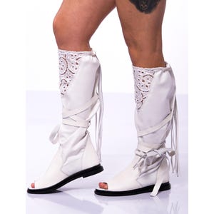 Witte boho kniehoge laarzen met open neus en franje, handgemaakte gotische sandaallaarzen, echt leren gladiator boho sandalenlaarzen