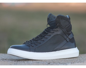 Tênis masculino de couro preto de cano alto: calçados streetwear estampados à mão