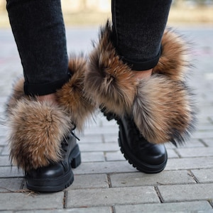 Dames winterlaarzen met echt bont, zwarte winterplatformlaarzen met bruin vossenbont, extravagante winterlaarzen, grunge winterpunkschoenen,