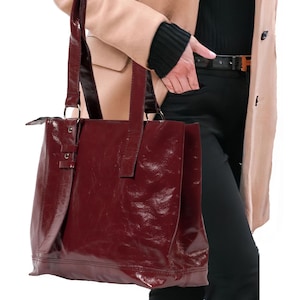 Handgemachte weinrote Leder Umhängetasche - Elegante & Geräumige Schultertasche mit Reißverschluss und Drei Fächern - Schick und Edel