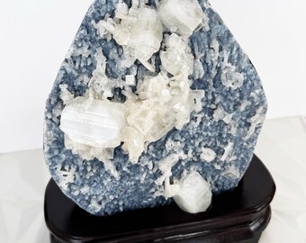 Calcedonia azul y zeolita apofilita sobre soporte personalizado