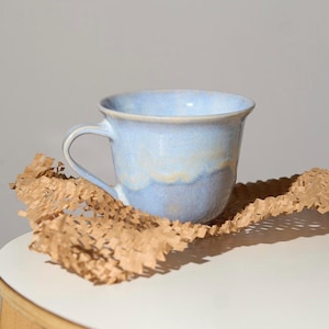Taza de cerámica azul hecha a mano en torno / 250 ml / Taza de té / Cerámica artesanal