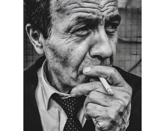 Mann mit Zigarette von Ömer Erdoğan, Fine Art Fotografie aus Istanbul Fine Art Fotografie, Porträt, Strassenfotografie