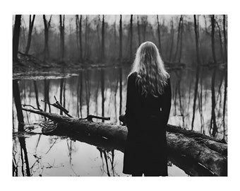 Dark Lake by Ömer Erdoğan Fine Art Fotografie, schwarz weiß Fotografie, Drucke, Minimalistische Fotografie, Original Kunst