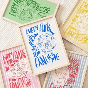 Puede incluir: Una colección de impresiones artísticas enmarcadas con la frase "EVERY FUCKING PERSON IN THIS PLACE FANCIES ME". Cada impresión presenta una ilustración de animal diferente, como un perro y un gato, en varios colores.